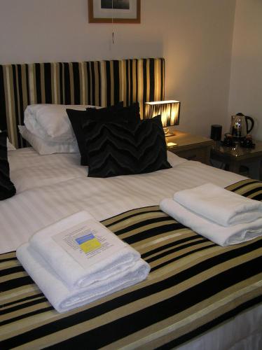 TOWNHOUSE ROOMS - image 8