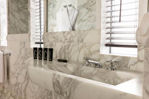 Hotel Square - image 13