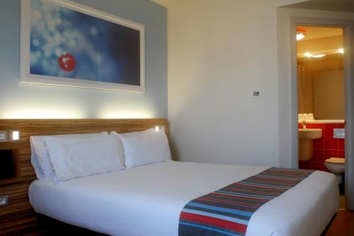 Travelodge Barcelona Poblenou Stop at Travelodge Barcelona Poblenou to discover the wonders of Barcelona. Featuring a satisfying list of amenities, guests will find their stay at the property a comfortable one. Facilities like 24-