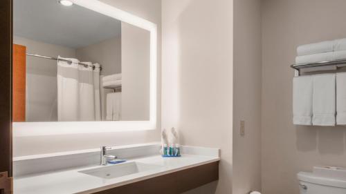 Holiday Inn Express Hotel & Suites Newton Sparta by IHG in Newton, USA