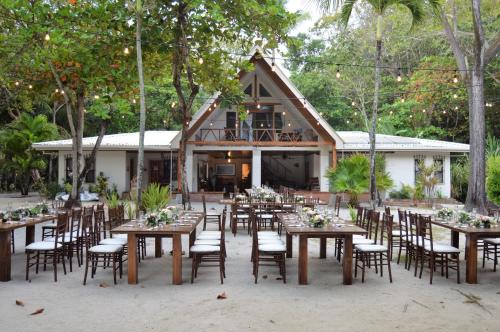 Banquet hall, Casa Cecilia Beach Front in Santa Teresa
