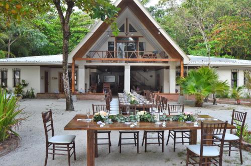 Banquet hall, Casa Cecilia Beach Front in Santa Teresa