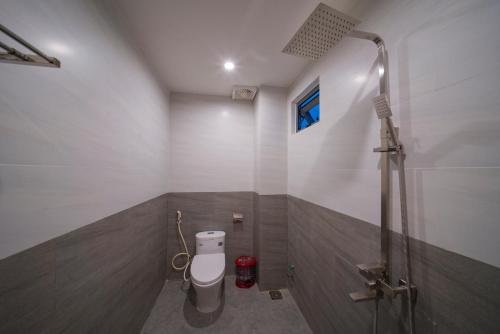 Standard King Room image 7