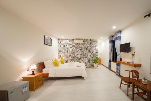 Double or Twin Room with Balcony image 10