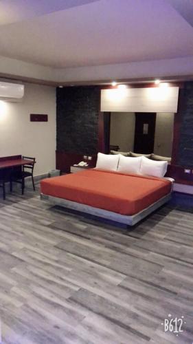 Deluxe King Suite image 3