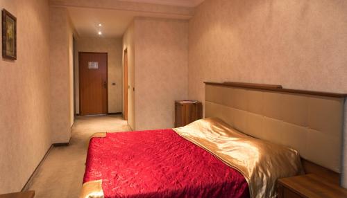 1 double bed, 1 twin bed