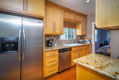 Stylish 2 Bed & 2 Bath at the Heart of Hollywood with Free Parking - One Car only thumb 4