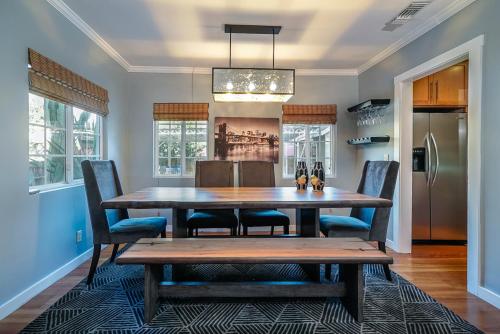 Stylish 2 Bed & 2 Bath at the Heart of Hollywood with Free Parking - One Car only, Los Angeles