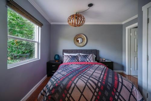 Stylish 2 Bed & 2 Bath at the Heart of Hollywood with Free Parking - One Car only detail