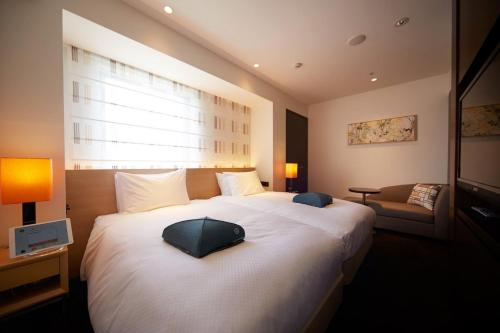 2 twin beds, 1 sofa bed