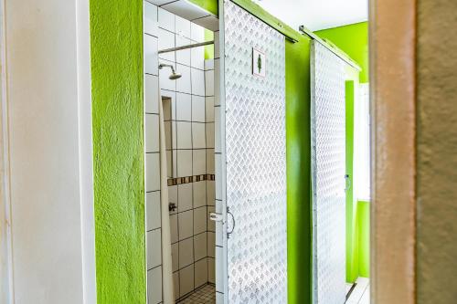淋浴設備, Chameleon Backpackers & Guesthouse in 溫得和克