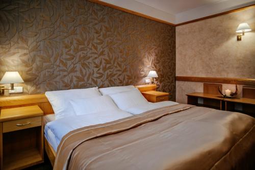 2 twin beds, 1 sofa bed