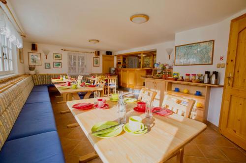 Shared lounge/TV area, Chalet Schafer s vyhrivanym bazenem se slanou vodou a saunou in Harrachov