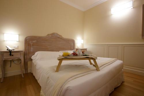 1 queen bed, 1 sofa bed