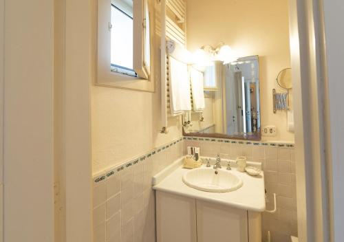 Double or Twin Room with Sea View image 2
