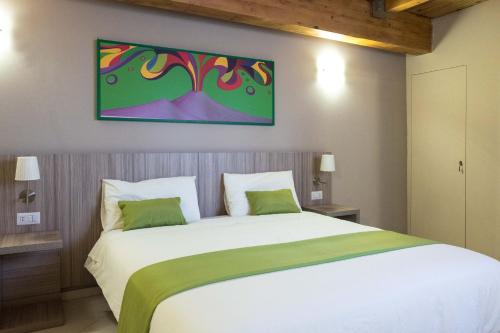 Deluxe Quadruple Room image 6