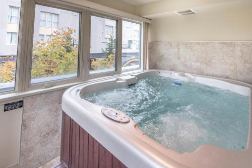 Condo, 1 Bedroom + Loft, Private Hot Tub (Unit 202)