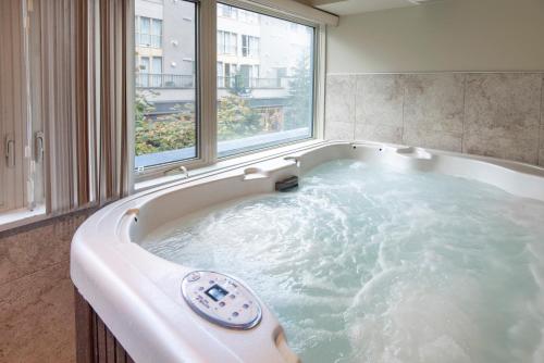 Condo, 1 Bedroom + Loft, Private Hot Tub (Unit 205)