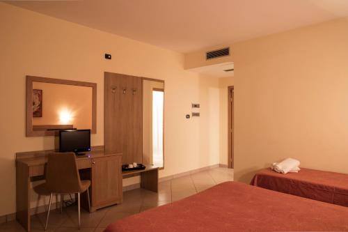 Manhattan Village Hotel 4