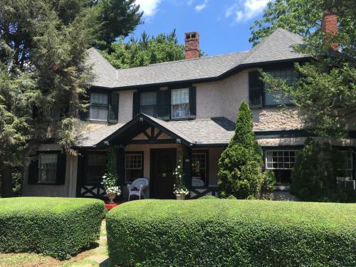 Pinecrest Bed & Breakfast - 출입구