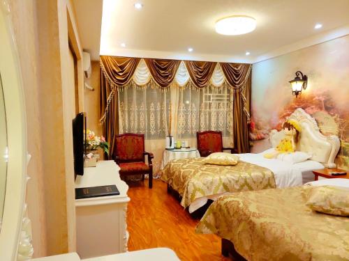 Shanshen Hotel Shanshen Hotel is perfectly located for both business and leisure guests in Mount Emei. Both business travelers and tourists can enjoy the hotels facilities and services. To be found at the hotel are