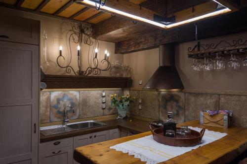 주방, Mythica Chalet in 아기오이 아나르기로이