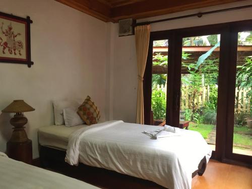 Standard Twin Room image 10