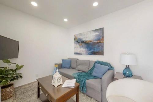 NEWLY RENOVATED 1 BEDROOM APT DESIGNER UNIT # 3 in Hollywood, USA