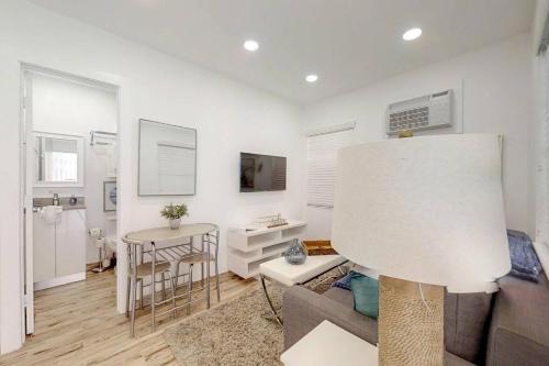 CHICK & FASHIONABLE 1 BEDROOM APT BEACH UNIT # 4 detail