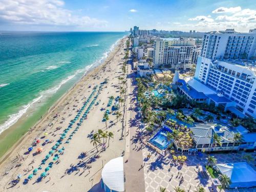 Chic 1 BR w Parking Space & Walk to the Beach #6 in Hollywood, USA
