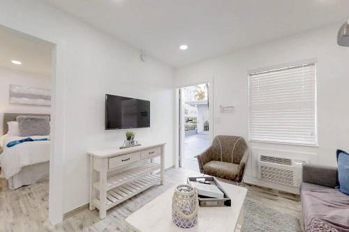 Lovely 1BR w Parking Space Walk to the Beach 7 detail