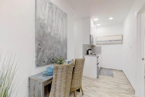 Trendy 1BR w Parking Space & Walk to the Beach #8 in Hollywood, USA