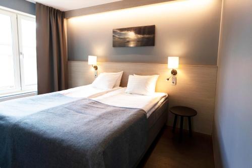 1 queen bed, 1 sofa bed