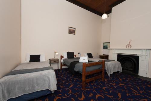 1 queen bed, 3 twin beds