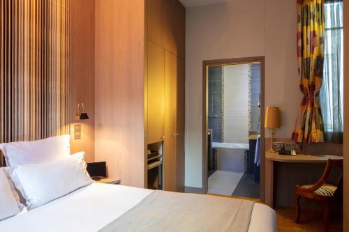 2 double beds, 1 twin bed