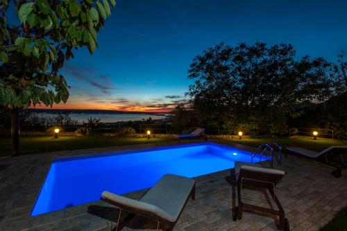  villa Vrh Knježaka - with heated pool, Unterkunft in Kaštel Kambelovac