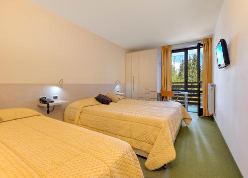 3 twin beds