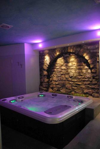 熱水浴缸, 普拉托安格里農家樂 (Agriturismo Prato degli Angeli) in 蒙特倫齊奧