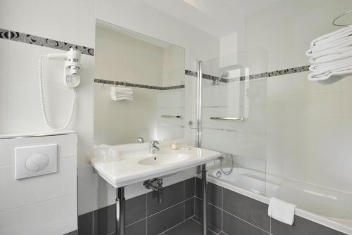 Carladez Cambronne - image 8