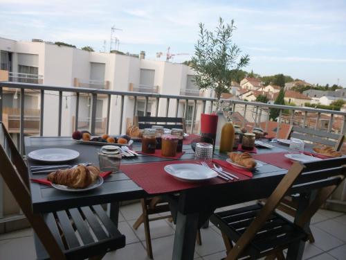 Food and beverages, 1 Chambre, 1 P'tit dej', 1 Sourire near Tous Les Plaisirs Du Pain