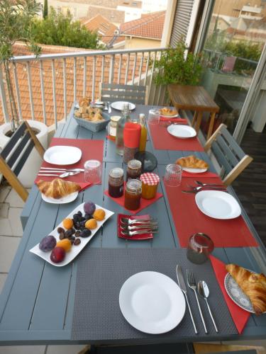 Food and beverages, 1 Chambre, 1 P'tit dej', 1 Sourire near Tous Les Plaisirs Du Pain