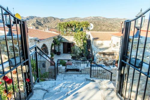 Kilátás, Our House in Vavla