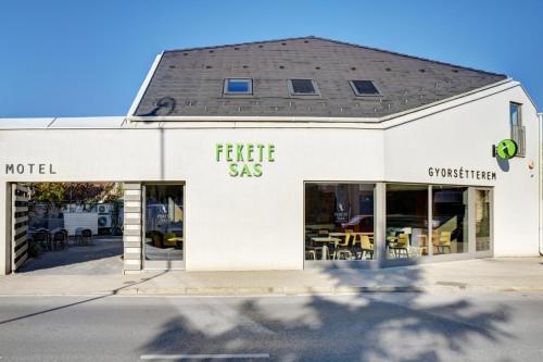 Exterior view of Fekete Sas Motel