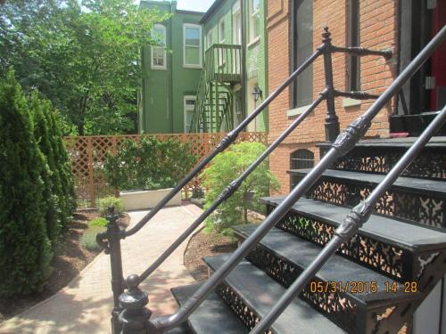 Cheery 1-BR in the of Shaw 2 blocks to subway - image 13
