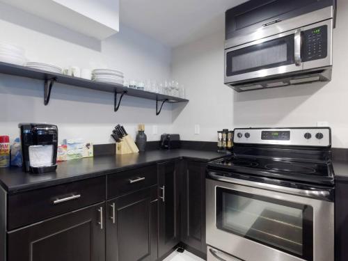 Cheery 1-BR in the of Shaw 2 blocks to subway - image 4