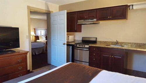 3 queen beds