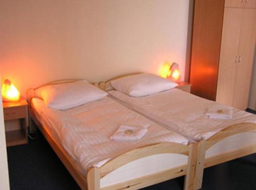 2 twin beds
