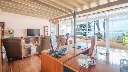 Luxury Beachfront Villa in Tarragona - image 2