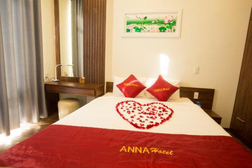 Anna Center Hotel Anna Center Hotel is conveniently located in the popular Hai Chau area. Featuring a satisfying list of amenities, guests will find their stay at the property a comfortable one. Facilities like ticket 