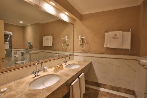 Deluxe Twin Room image 5